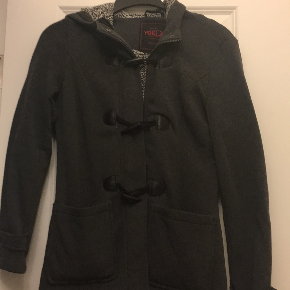 Light weight coat with non detachable hood.
